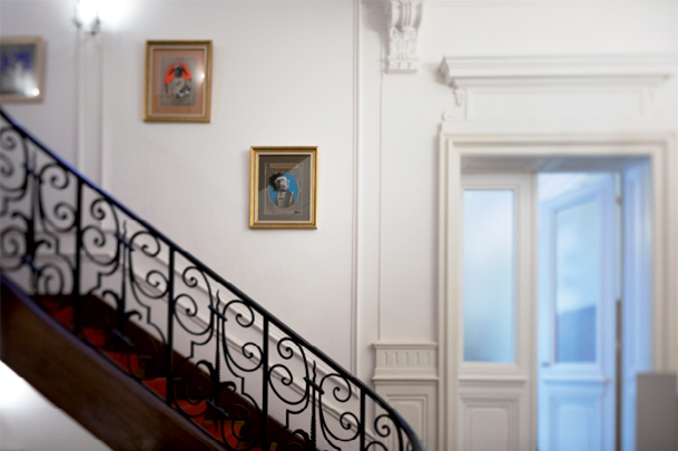 Quelques oeuvres de Cédric Marcillac le long de l'escalier